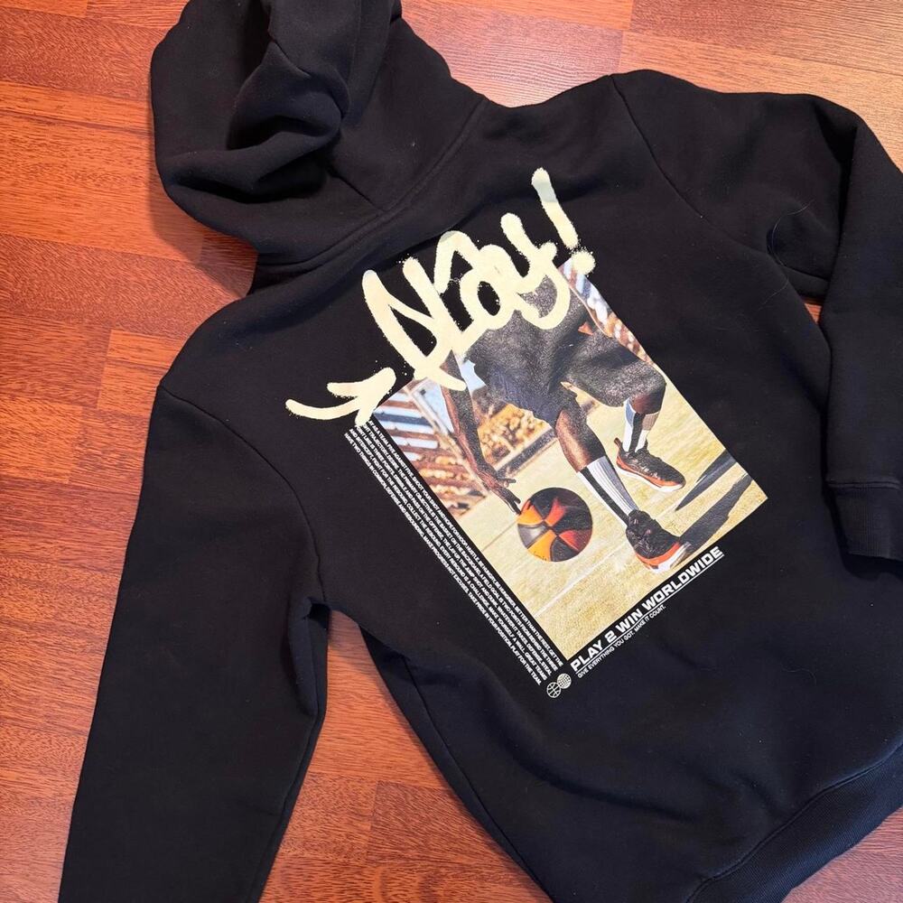Black hm hoodie with graphic